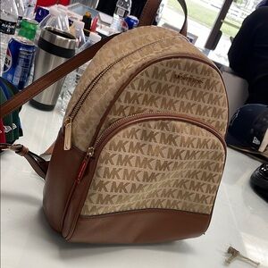 Women’s Michael Kors Signature Print Backpack 🎒 Pre Owned Tan Brown Used